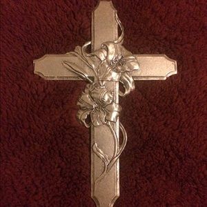 Pewter cross with flower twist wall hanging